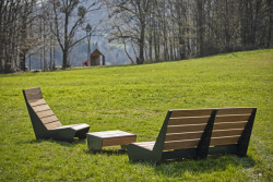 Gauč, křeslo a stolek z robustní ocelové konstrukce s exotickým dřevem Sapele na dohled od Zvoničky na Horečkách.