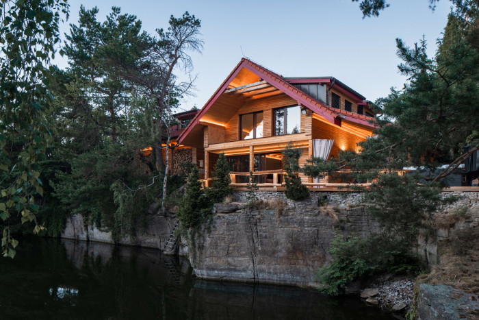 Lukáš Pejsar z ateliéru 3AE navrhl dřevostavbu u jezera