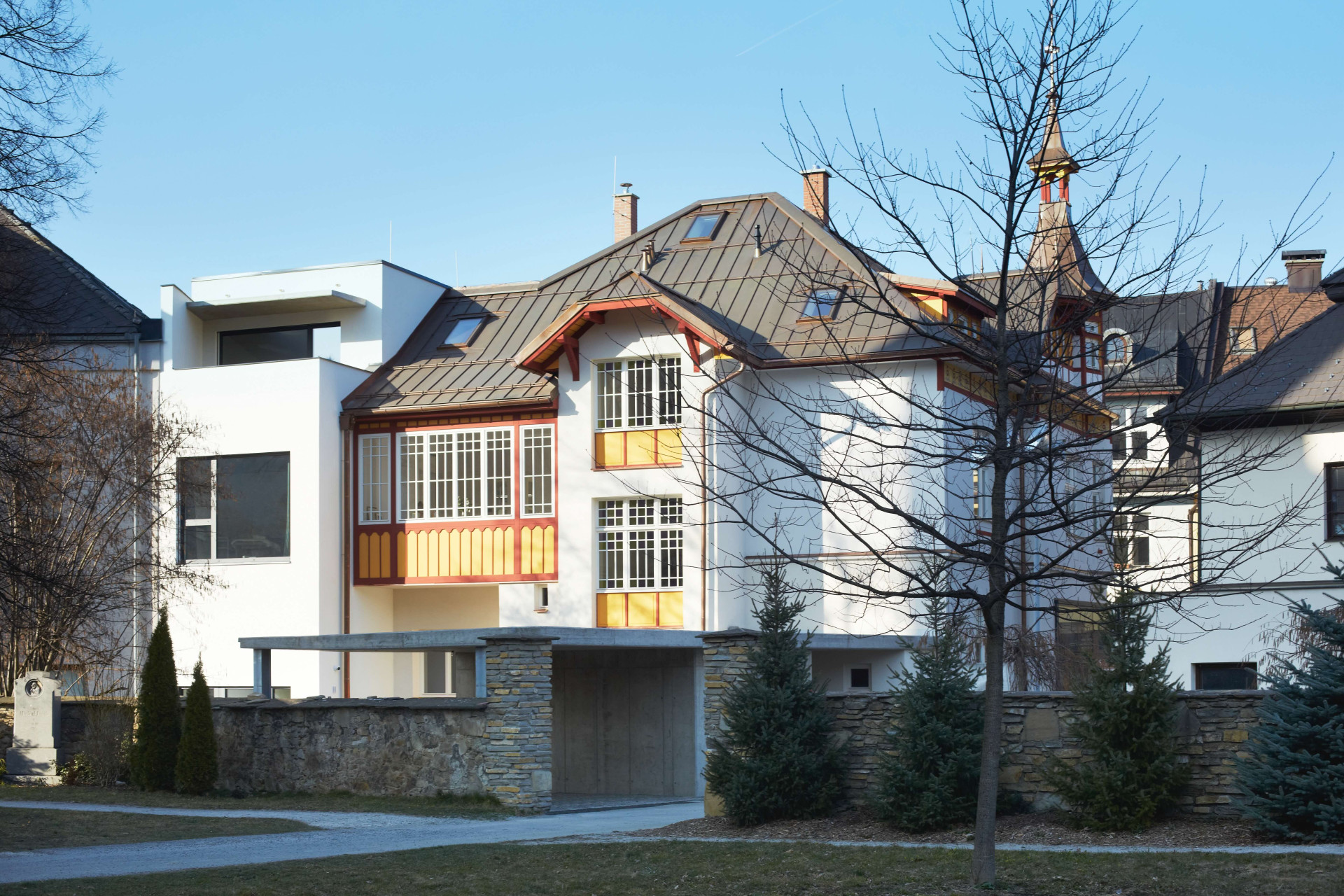 Studio janca architect zrekonstruovalo chátrající secesní vilu na rohu náměstí v Rožnově pod Radhoštěm.