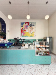 Kavárna vznikla propojením dvou částí – obchodního prostoru a sousedící bytové jednotky. (Onesip Coffee, edit!)