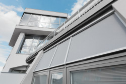 Screenové rolety perfektně zastíní kanceláře.