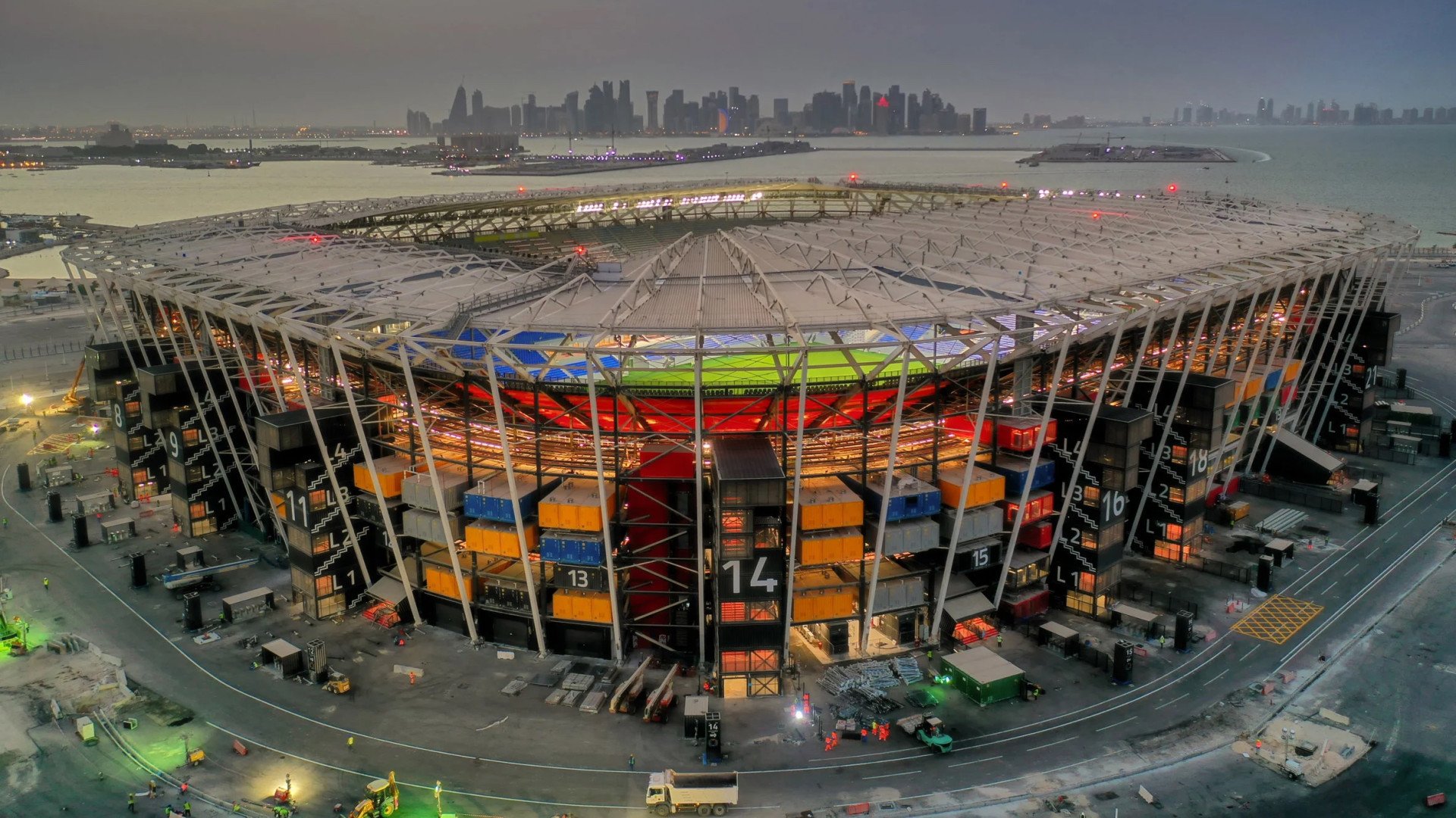 Zatímco všechny ostatní stadiony mají po mistrovství světa získat jiné funkce nebo podstatně snížit svou kapacitu, sportoviště pojmenované prostě 974 má zcela zmizet. Návrh stavby s kapacitou 40 000 lidí vypracovala španělská kancelář Fenwick-Iribarren Architects, která jeho podobou reagovala na parcelu poblíž přístavu v Dauhá i námořní historii Kataru.