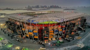 Zatímco všechny ostatní stadiony mají po mistrovství světa získat jiné funkce nebo podstatně snížit svou kapacitu, sportoviště pojmenované prostě 974 má zcela zmizet. Návrh stavby s kapacitou 40 000 lidí vypracovala španělská kancelář Fenwick-Iribarren Architects, která jeho podobou reagovala na parcelu poblíž přístavu v Dauhá i námořní historii Kataru.