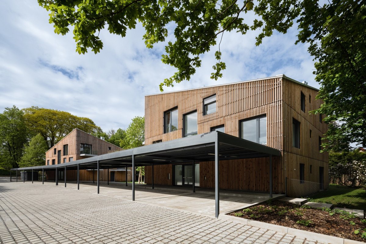 Viladomy v Kamenici, NEW HOW architekti: dva domy spojené parkovacím přístřeškem