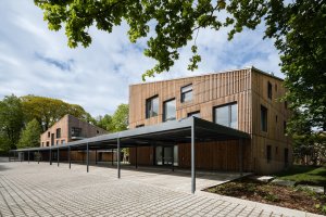 Viladomy v Kamenici, NEW HOW architekti: dva domy spojené parkovacím přístřeškem