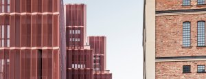 Architektonické studio JEMS Architekci realizovalo v areálu Varšavských pivovarů bytový dům, který nabízí byty od garsoniér až po dvoupatrové penthousy