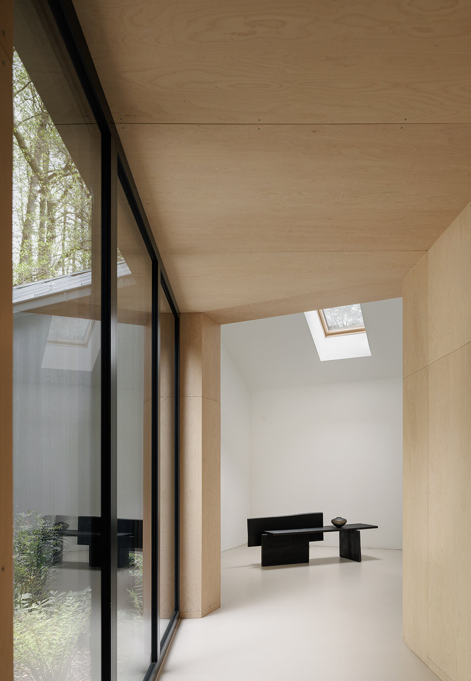 Prosklený krček propojující noční a denní část domu. (Dům inspirovaný australskou architekturou; Anna Koukolová architekti)