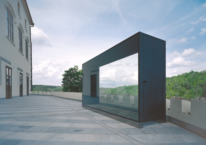 Prosklená konstrukce nad schodištěm nabízí výhledy na krajinu i zámek. (Prosklené zasklení schodiště na zámku; Chalupa architekti a partneři)