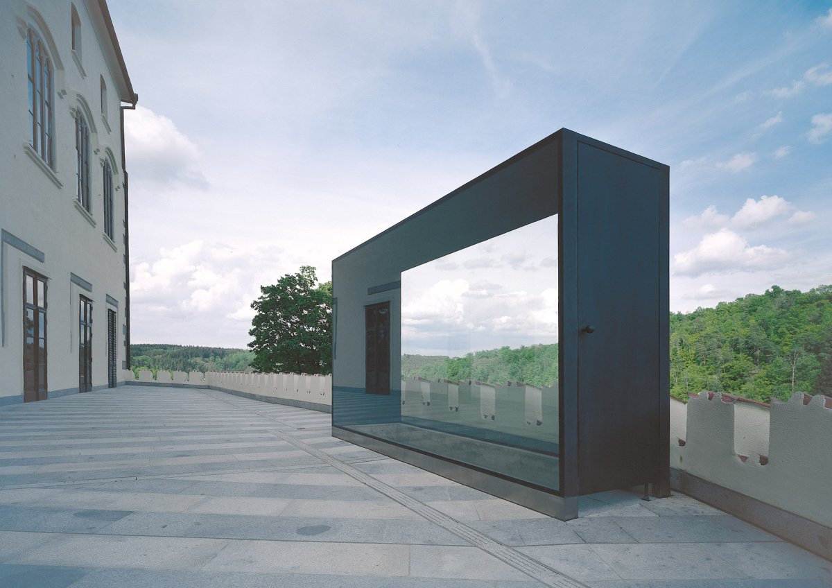 Prosklená konstrukce nad schodištěm nabízí výhledy na krajinu i zámek. (Prosklené zasklení schodiště na zámku; Chalupa architekti a partneři)