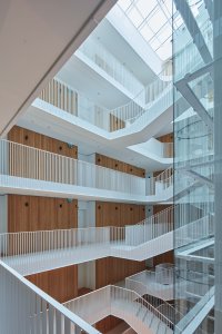 Atrium by bylo možné i temperovat a využívat i pro pobyt (Bytový dům Oliva, A69 architekti)