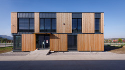 Administrativní budova Partizánske, Prodesi/ Domesi