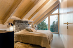 Studio 3K Architects zrekonstruovalo chatu v odlehlých lesích na Benešovsku