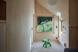 Dřevěná chata na břehu Vranovské přehrady od studia Prodesi/Domesi