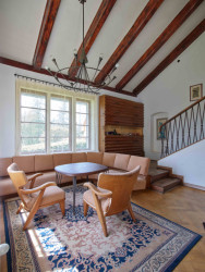 Výstava ve Winternitzově vile představuje soubor chat architektů Františka Cubra a Zdeňka Pokorného na přehradě Seč