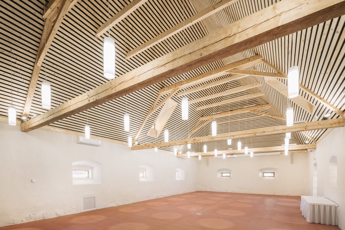1:1 architekti zrekonstruovali bývalý špejchar historického statku v Benicích u Chrášťan. Sýpka nově slouží jako multifunkční sál