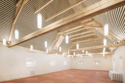 1:1 architekti zrekonstruovali bývalý špejchar historického statku v Benicích u Chrášťan. Sýpka nově slouží jako multifunkční sál