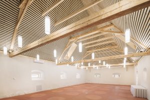 1:1 architekti zrekonstruovali bývalý špejchar historického statku v Benicích u Chrášťan. Sýpka nově slouží jako multifunkční sál