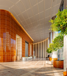 Mrakodrap od Goettsch Partners v centru Varšavy