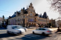 Naproti MUZE stojí už zmíněné bývalé městské lázně Františka Josefa I. Jsou ze začátku 20. století a dnes je v nich Oblastní galerie. 