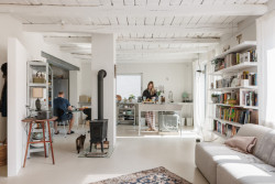 Obývací pokoj je propojený s kuchyní a má prosklenou téměř celou stěnu.