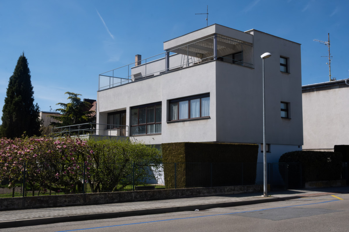Švecova vila je ikonou budějovického funkcionalismu. Architekti Richard F. Podzemný a Kamil Ossendorf zde v polovině 30. let naplno rozvinuli principy moderní architektury inspirované Le Corbusierem.