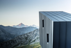 Tým mladých architektů Skye Sturm realizoval minimalistický bivak v italských Alpách