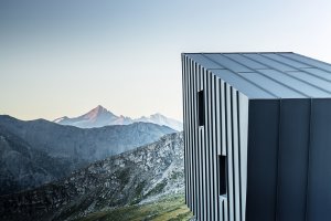 Tým mladých architektů Skye Sturm realizoval minimalistický bivak v italských Alpách