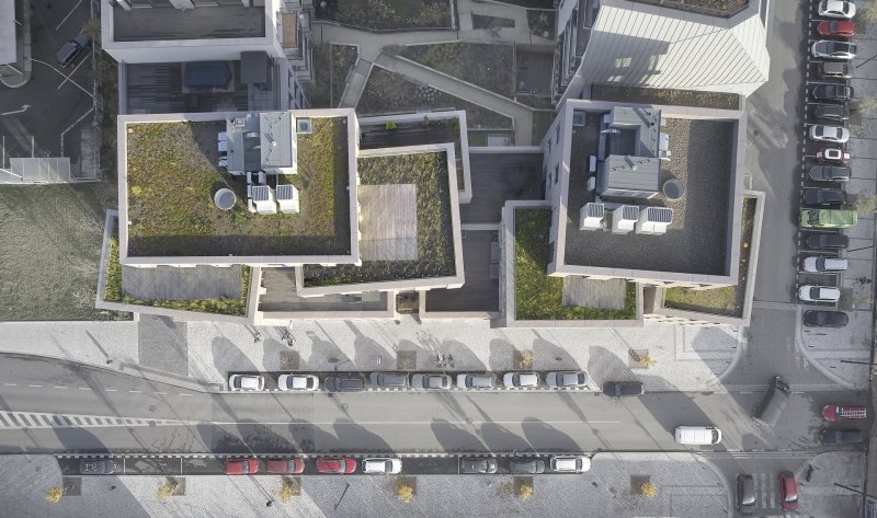 Velkorysé střešní terasy (Bydlení na brownfieldu smíchovského nádraží; Chalupa architekti a partneři)