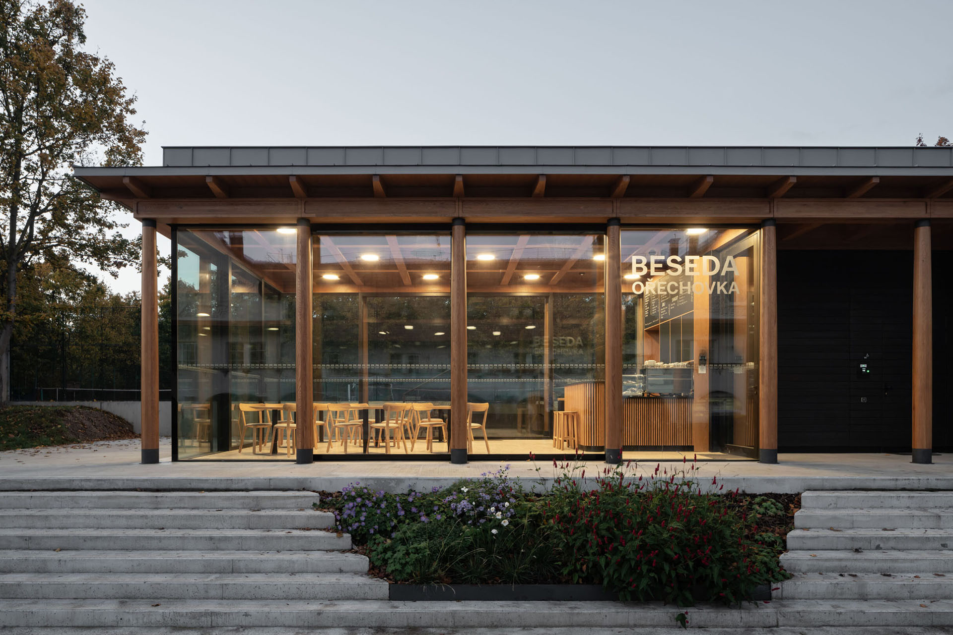 V samém středu pražské vilové čtvrti Ořechovka stojí nové zázemí tamního tenisového klubu Beseda.