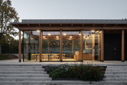 V samém středu pražské vilové čtvrti Ořechovka stojí nové zázemí tamního tenisového klubu Beseda.