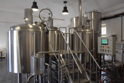 Pivovar Ovipistán, endEmit, fotografie varny: Rmutomladinová pánev na varně je ohřívána párou z elektrického parního vyvíječe. Jednotlivé kádě ve spilce a ležácké tanky jsou chlazeny plášťově, s čímž souvisí přiznané rozvody chladiva, nacházející se pod stropem.