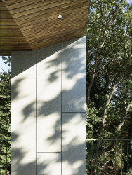 Dům na pobřeží Švédska splývá s okolní vegetací. Je za tím i fasáda z šedivého vláknocementu Swisspearl. 