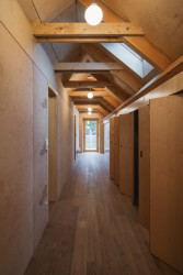 Ubytování v patře je přístupné vnějším schodištěm.