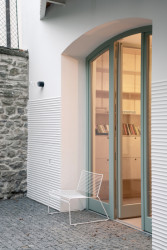 Do zahrady se dá vstoupit jak z přízemí, tak z patra. (Dům v Kutné Hoře, BYRÓ architekti)