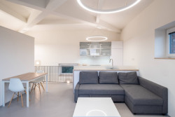 Ateliér Laplan proměnil bývalou trafostanici v moravském Vyškově na kanceláře a byt