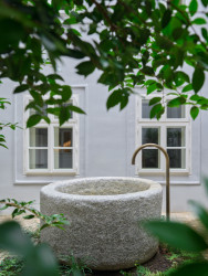 Pavlačový trakt je obrácený do klidného vnitřního dvora. (Rekonstrukce měšťanský dům na Valdštejnském náměstí, Formafatal)