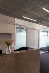 Na jeho povrchu je vidět starší nadrcený beton, který do určité míry nahrazuje základní suroviny klasického betonu jako písek a štěrk. (Kanceláře právnické firmy Rowan Legal, ateliér HRA)