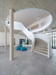 V Šeberově mají novou základní školu. Navrhlo ji studio ADR.