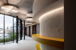 Interiér osmého podlaží Drnu od Studio acht a Vos Interieur