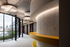 Interiér osmého podlaží Drnu od Studio acht a Vos Interieur