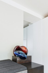 Skleněná socha od Dany Vachtové - kamarádky majitelů domu (Rekonstrukce domu na Břevnově; Mimosa architekti)