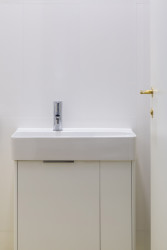 Detail umyvadla (Rekonstrukce bytu v Praze, BY architects)