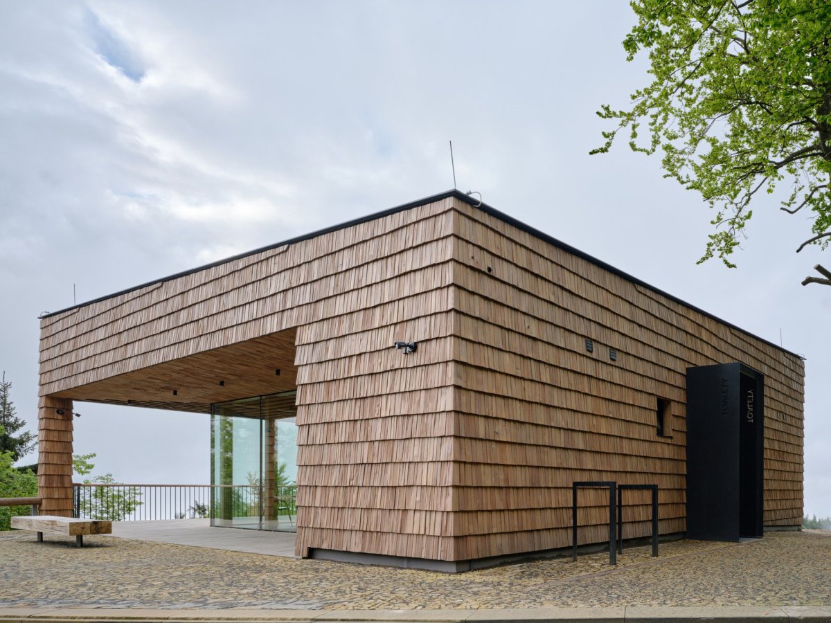 Nebo pod střechou počkat na autobus. (Brána Pusteven; henkai architekti)
