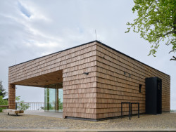 Nebo pod střechou počkat na autobus. (Brána Pusteven; henkai architekti)