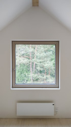 System Recovery Architects - Domek mezi lesy: Princip protilehle umístěných oken je využit také v podkroví