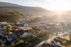 Rodinný dům v obci Borinka na Slovensku, ateliér Kubis Architekti: Architekt Daniel Kubiš a inženýr Martin Plošický dali rodinnému domu podobu jednopodlažní hmoty