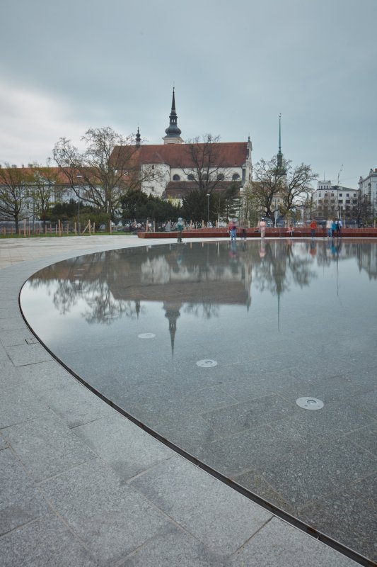 Park na Moravském náměstí, Consequence Forma: Okolo je místo pro relaxaci na lavičkách nebo trávě