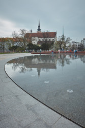 Park na Moravském náměstí, Consequence Forma: Okolo je místo pro relaxaci na lavičkách nebo trávě