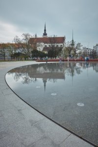 Park na Moravském náměstí, Consequence Forma: Okolo je místo pro relaxaci na lavičkách nebo trávě