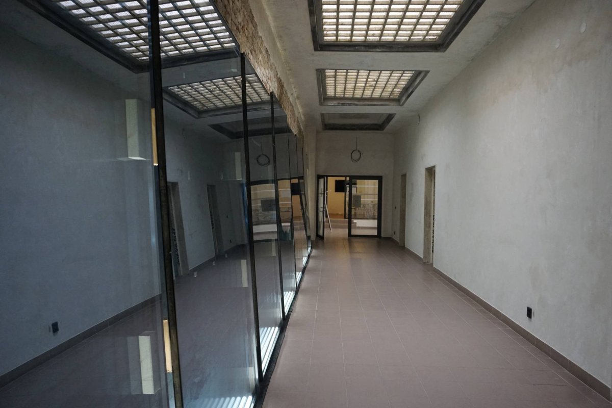 Architektonické studio KOGAA využilo v kreativním hubu KUMST skleněné desky fasády rekonstruovaného obchodního centra